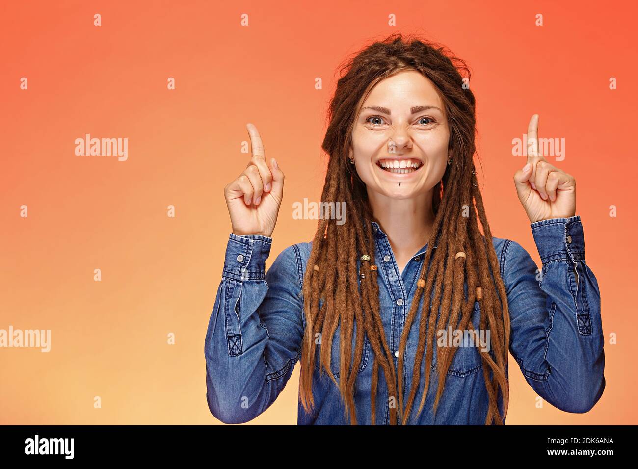 Portrait of happy young woman who has good idea Foto Stock