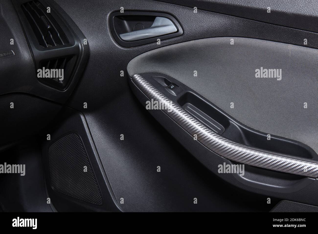 Porta di auto moderna dall'interno da vicino Foto Stock