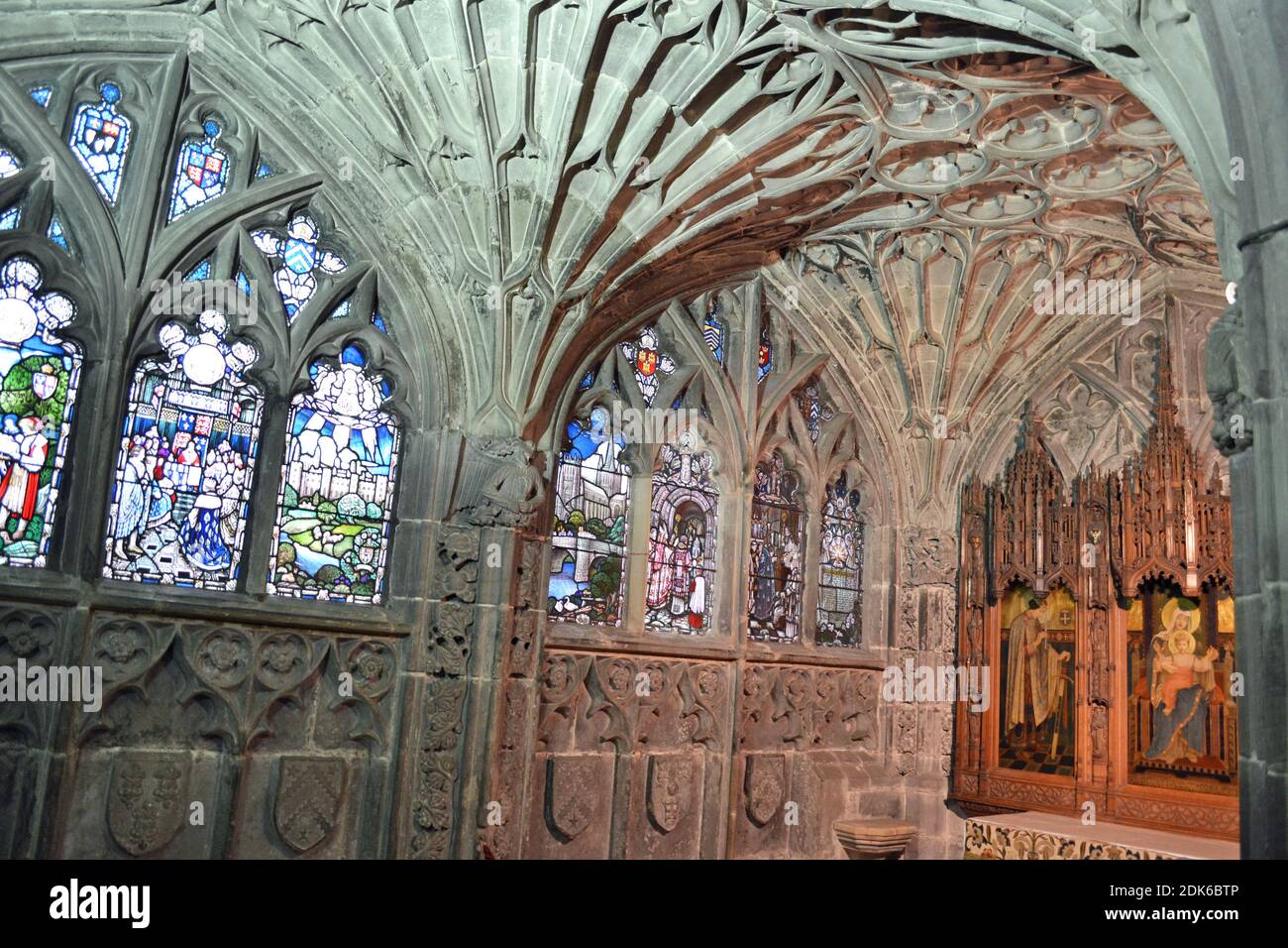 Tradizionali vetrate all'interno di una cappella a volta all'interno della cappella di Chantry del vescovo John Stanbury, Hereford Cathedral, Herefordshire, Regno Unito Foto Stock