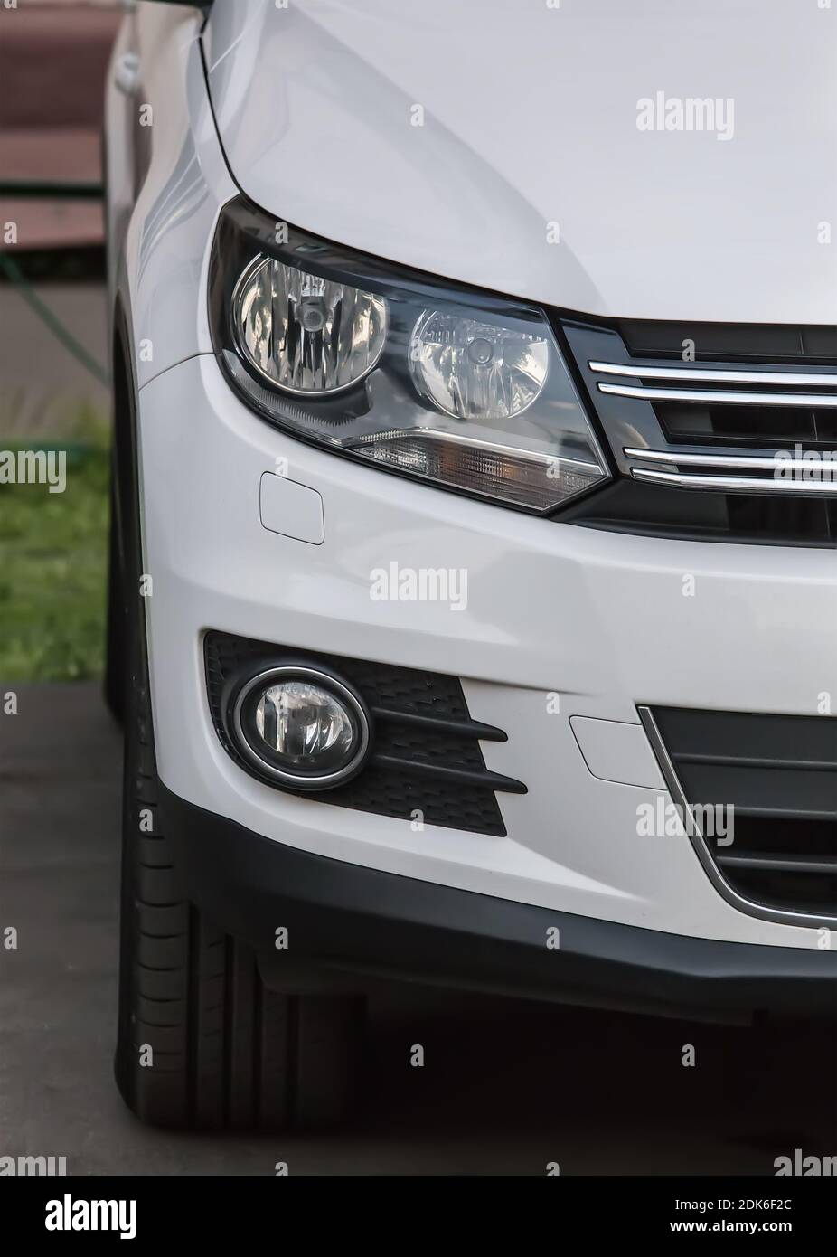 Il faro di moderne auto di prestigio da vicino Foto Stock