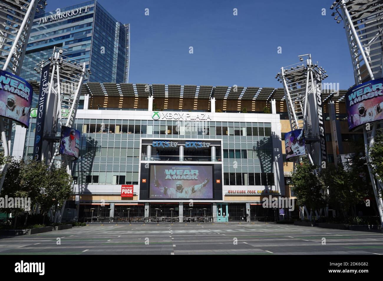 Un annuncio di servizio pubblico 'indossare una maschera' con immagine di Los Angeles Kings ex giocatore Wayne Gretzky alla Xbox Plaza a LA Live, lunedì 14 dicembre, Foto Stock