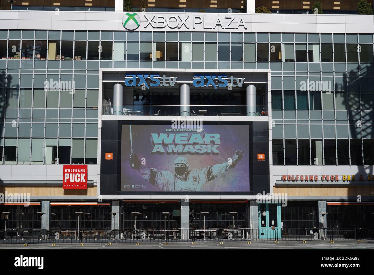 Un annuncio di servizio pubblico 'indossare una maschera' con immagine di Los Angeles Kings ex giocatore Wayne Gretzky alla Xbox Plaza a LA Live, lunedì 14 dicembre, Foto Stock