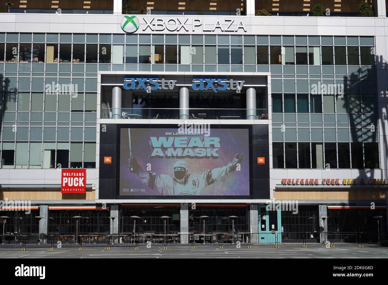 Un annuncio di servizio pubblico 'indossare una maschera' con immagine di Los Angeles Kings ex giocatore Wayne Gretzky alla Xbox Plaza a LA Live, lunedì 14 dicembre, Foto Stock