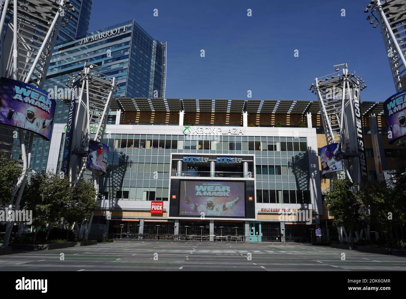 Un annuncio di servizio pubblico 'indossare una maschera' con immagine di Los Angeles Kings ex giocatore Wayne Gretzky alla Xbox Plaza a LA Live, lunedì 14 dicembre, Foto Stock