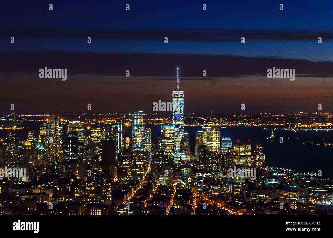 Vista panoramica mozzafiato e aerea di Manhattan, New York City di notte. Splendidi, illuminati, edifici futuristici. Torre della libertà, Lady Liberty Foto Stock