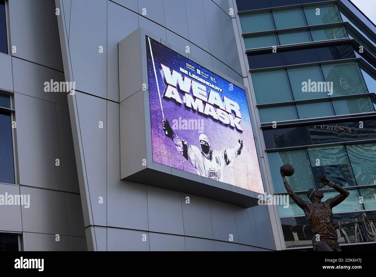 Un annuncio di servizio pubblico "indossare una maschera" con immagine dell'ex giocatore di Los Angeles Kings Wayne Gretzky presso lo Staples Center, lunedì 14 dicembre 2020, Foto Stock