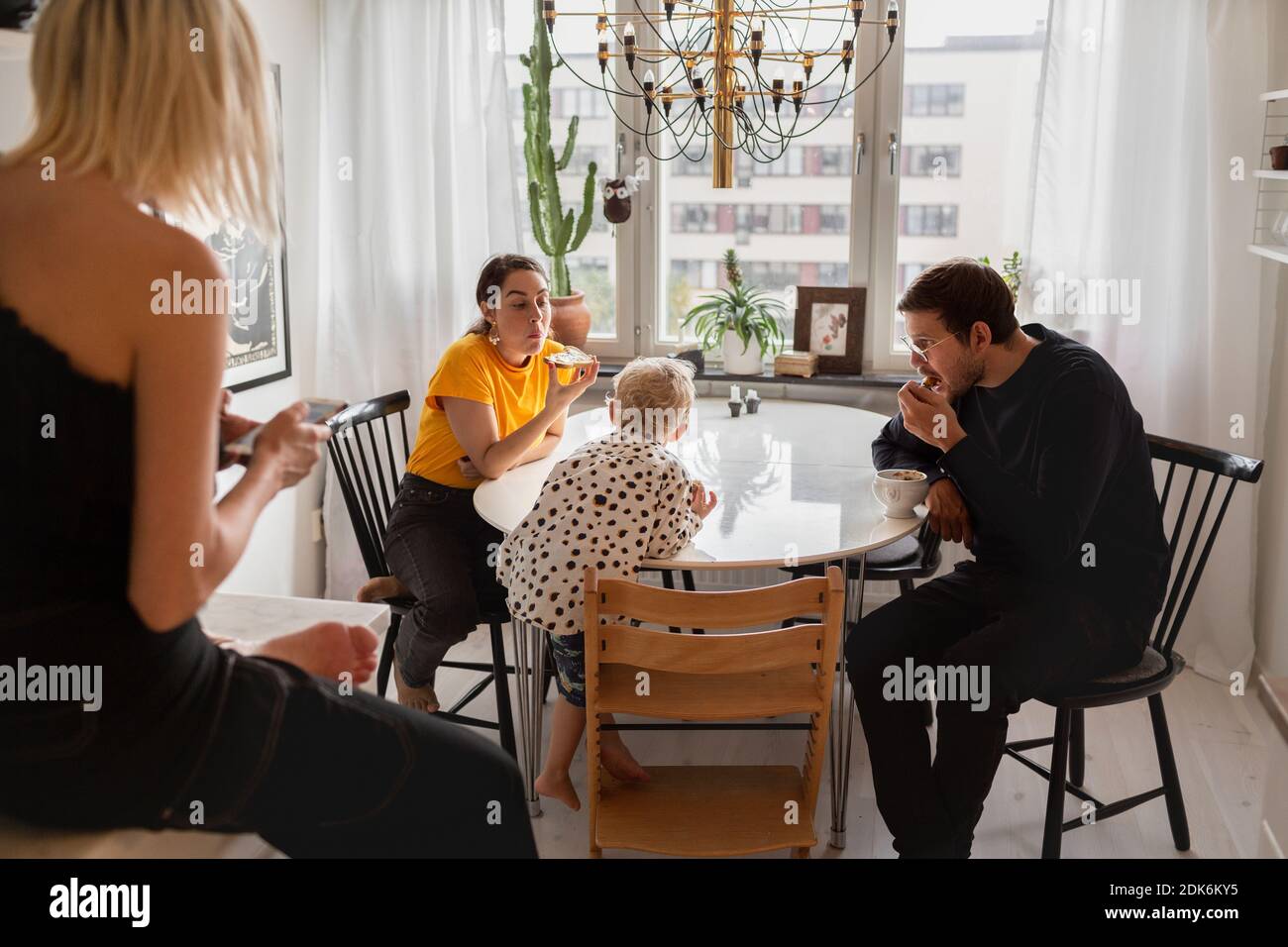 Famiglia al tavolo Foto Stock