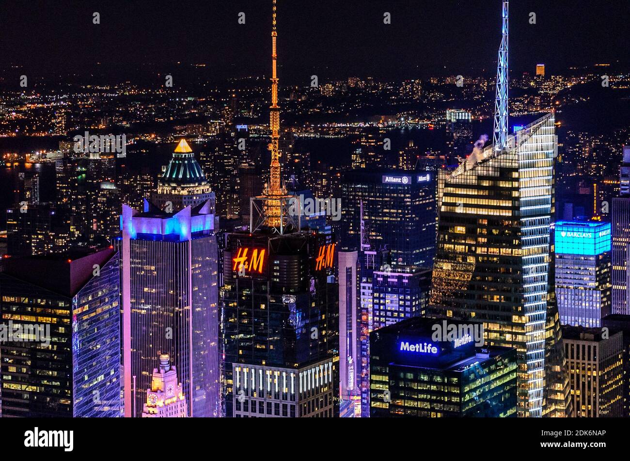 Vista aerea di edifici futuristici e torri a Manhattan, New York City, USA. Grattacieli illuminati alla Grande Mela. La città che non dorme mai Foto Stock