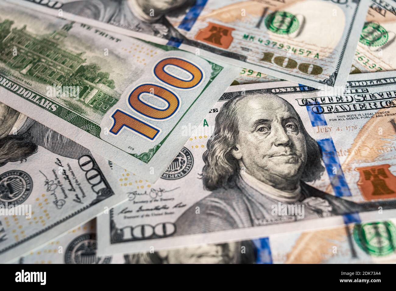 Set di un centinaio di dollari bollette primo piano. Valuta ufficiale degli Stati Uniti. Dollaro, abbreviazione USD. Denaro americano. Foto Stock