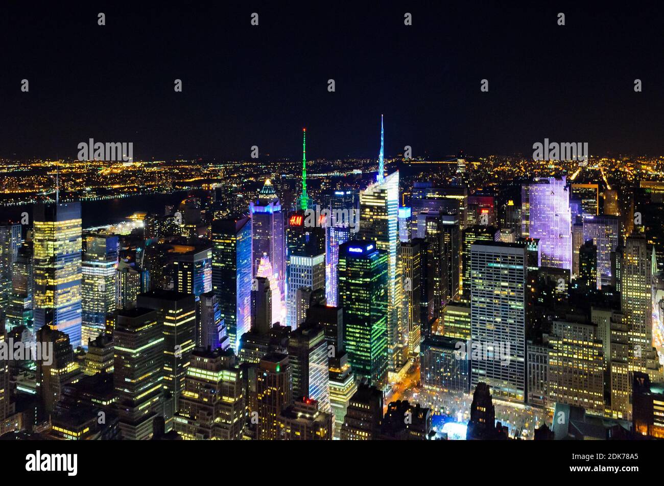 Vista aerea di edifici futuristici e torri a Manhattan, New York City, USA. Grattacieli illuminati alla Grande Mela. La città che non dorme mai Foto Stock
