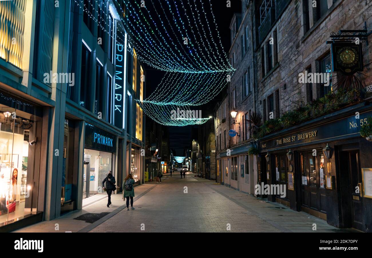 Edimburgo, Scozia, Regno Unito. 14 dicembre 2021. La città di Edimburgo rimane controverso al 3° piano di chiusura, il che significa che i bar e i ristoranti devono chiudere alle 18:00 e non vendere alcolici. La maggior parte dei bar ha scelto di rimanere chiusi, martedì vedrà il governo scozzese annunciare se la città si rilasserà fino al 2° piano o rimarrà al 3° piano. PIC; normalmente occupato con la vita notturna, Rose Street è quasi deserta. Iain Masterton/Alamy Live News Foto Stock