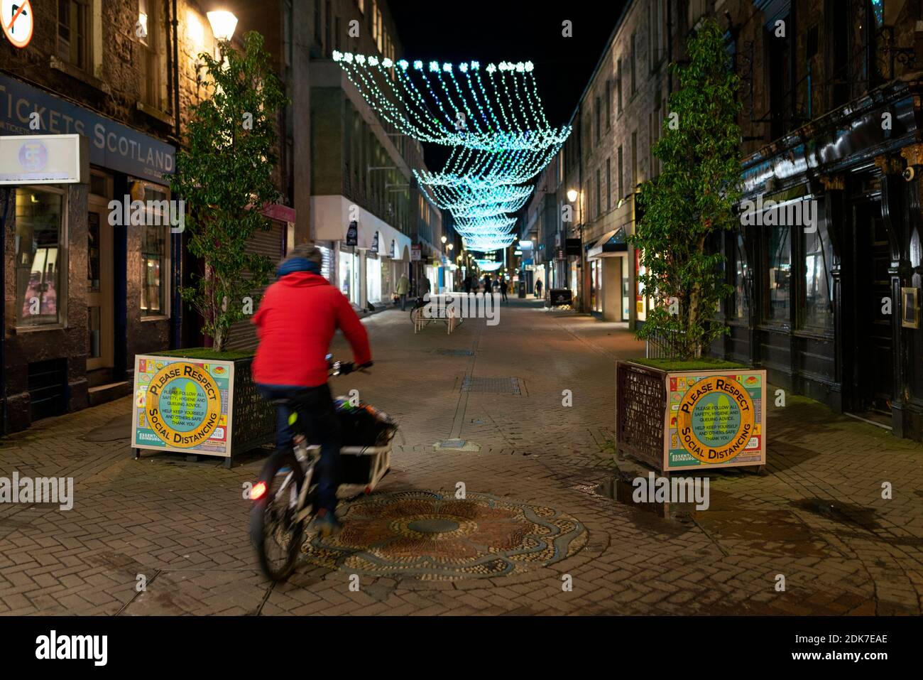 Edimburgo, Scozia, Regno Unito. 14 dicembre 2021. La città di Edimburgo rimane controverso al 3° piano di chiusura, il che significa che i bar e i ristoranti devono chiudere alle 18:00 e non vendere alcolici. La maggior parte dei bar ha scelto di rimanere chiusi, martedì vedrà il governo scozzese annunciare se la città si rilasserà fino al 2° piano o rimarrà al 3° piano. PIC; normalmente occupato con la vita notturna, Rose Street è quasi deserta. Iain Masterton/Alamy Live News Foto Stock