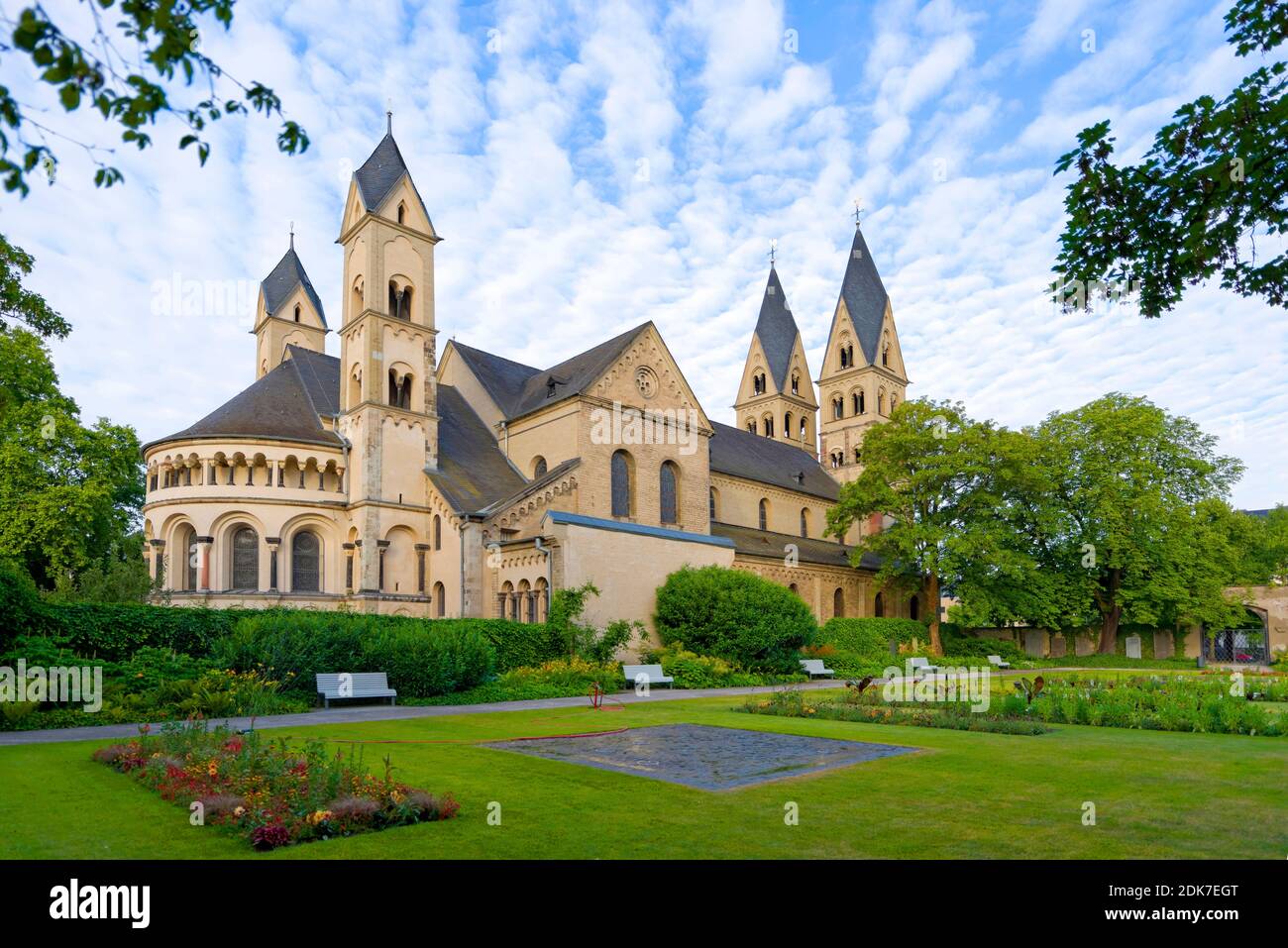Lato sud della Basilica di San Kastor con il Giardino Paradiso, Coblenza, Renania-Palatinato, Germania Foto Stock