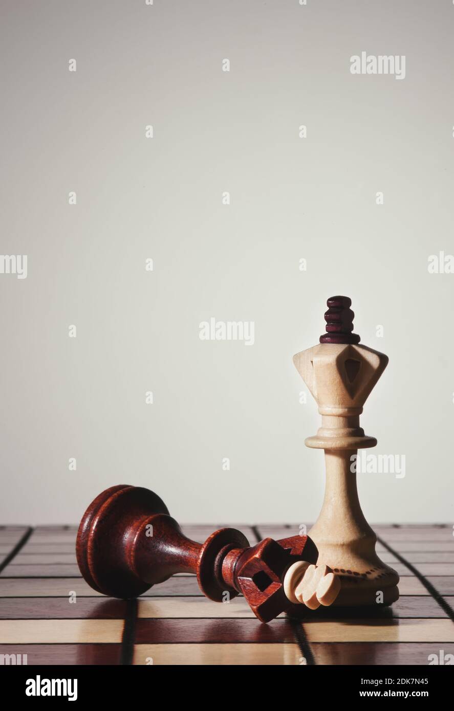 Sfondo creativo con tavole di legno e personaggi scacchi. Foto Stock