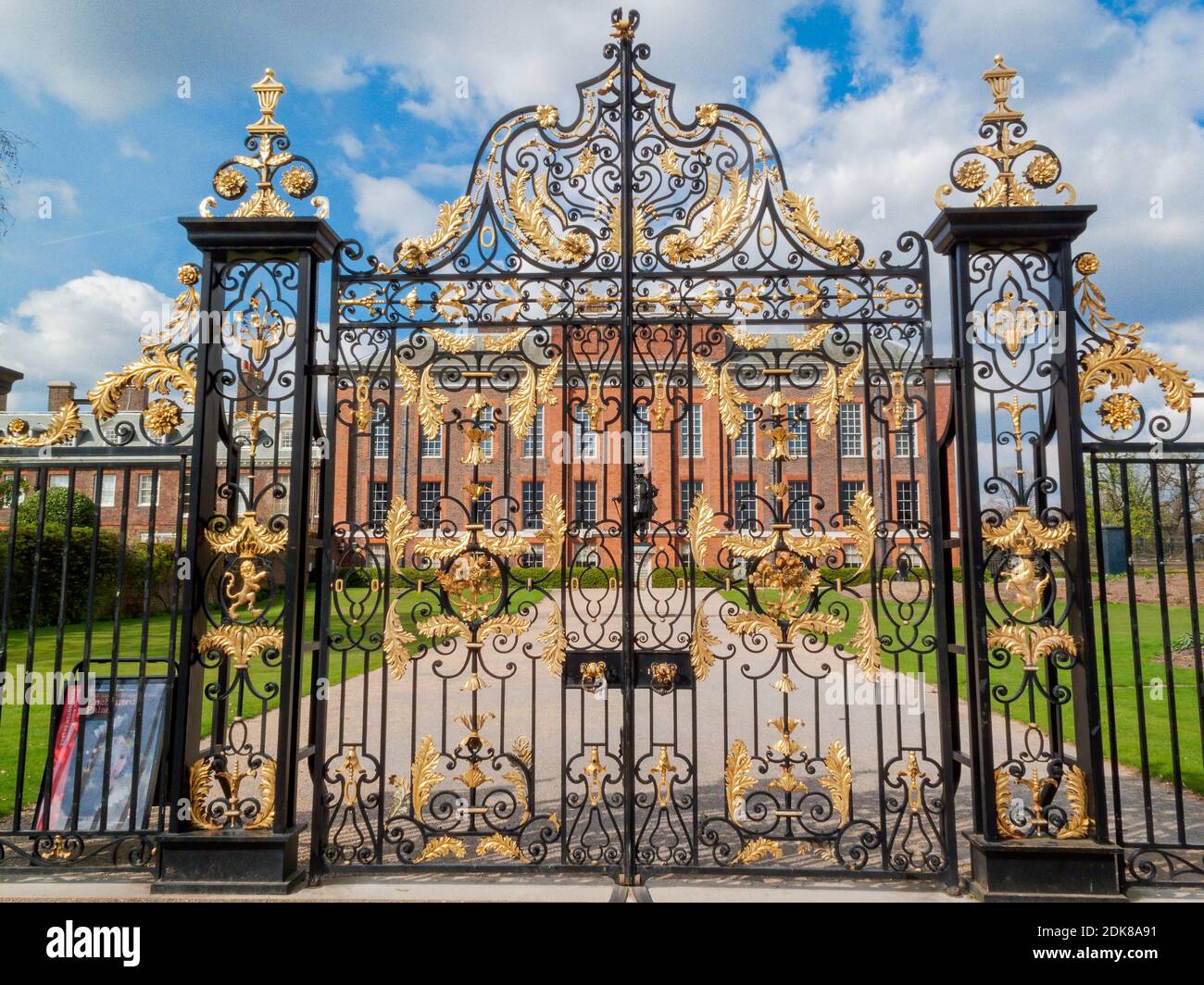 Londra, Regno Unito, 11 aprile 2010 : Kensington Palace si porta a Kensington Gardens, dove è stato progettato da Sir Christopher Wren per William III nel 1689 ed è Foto Stock