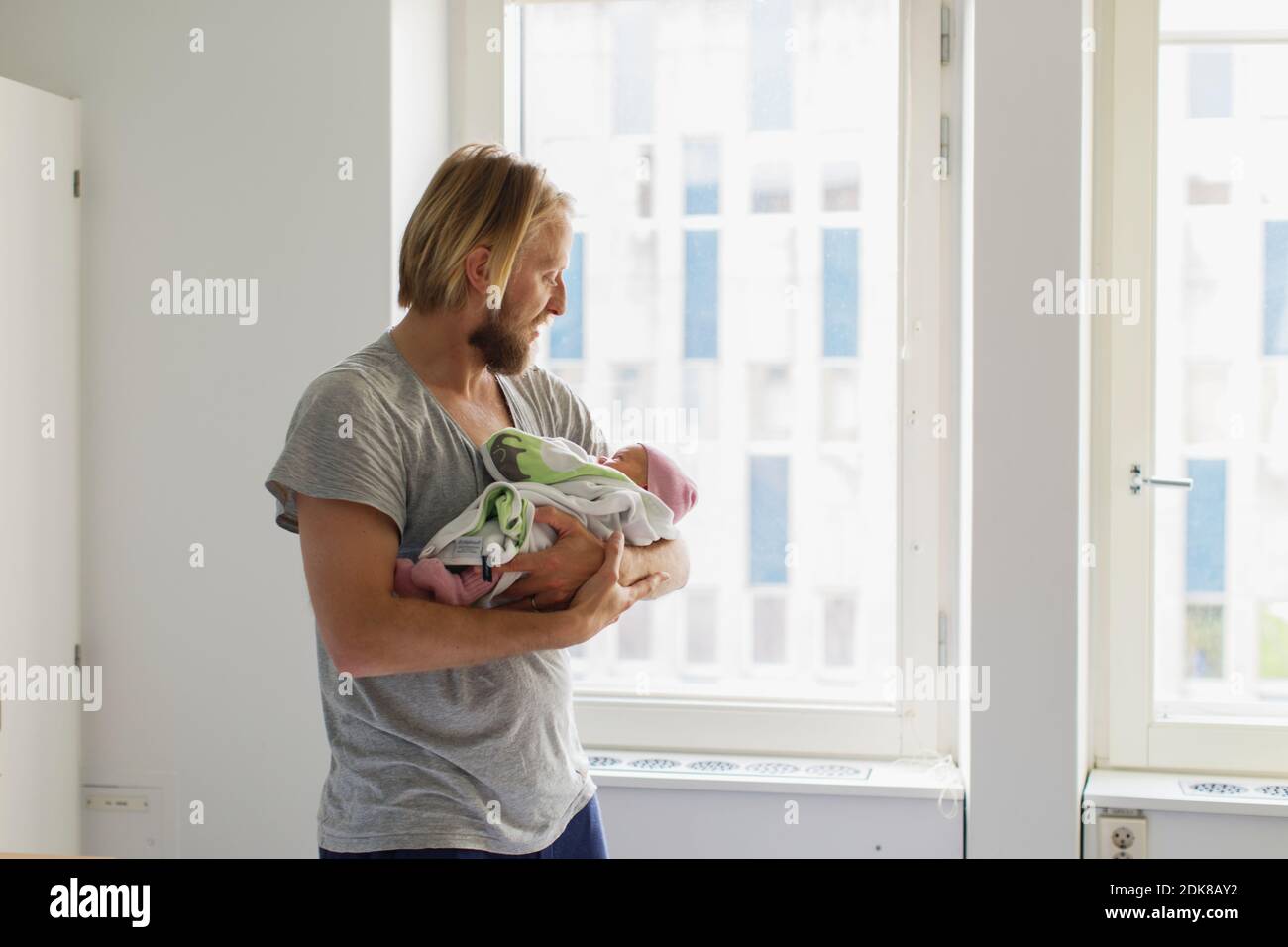 Padre con neonati Foto Stock