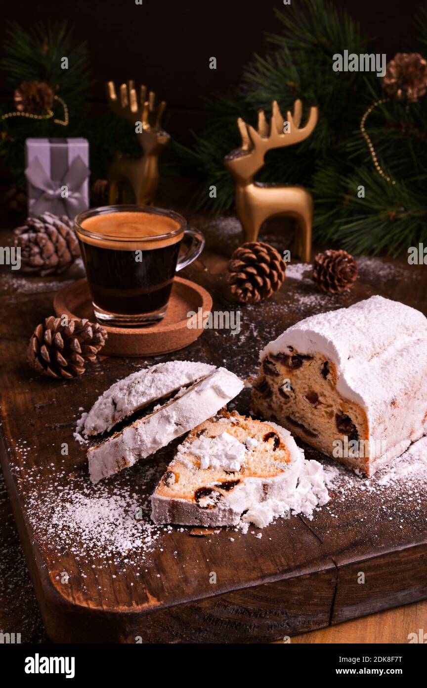 Pane dolce con frutta secca per Natale. Caffè espresso Stollen e aromatico con scatole regalo su sfondo in legno. Spazio di copia. Foto di alta qualità. Foto Stock