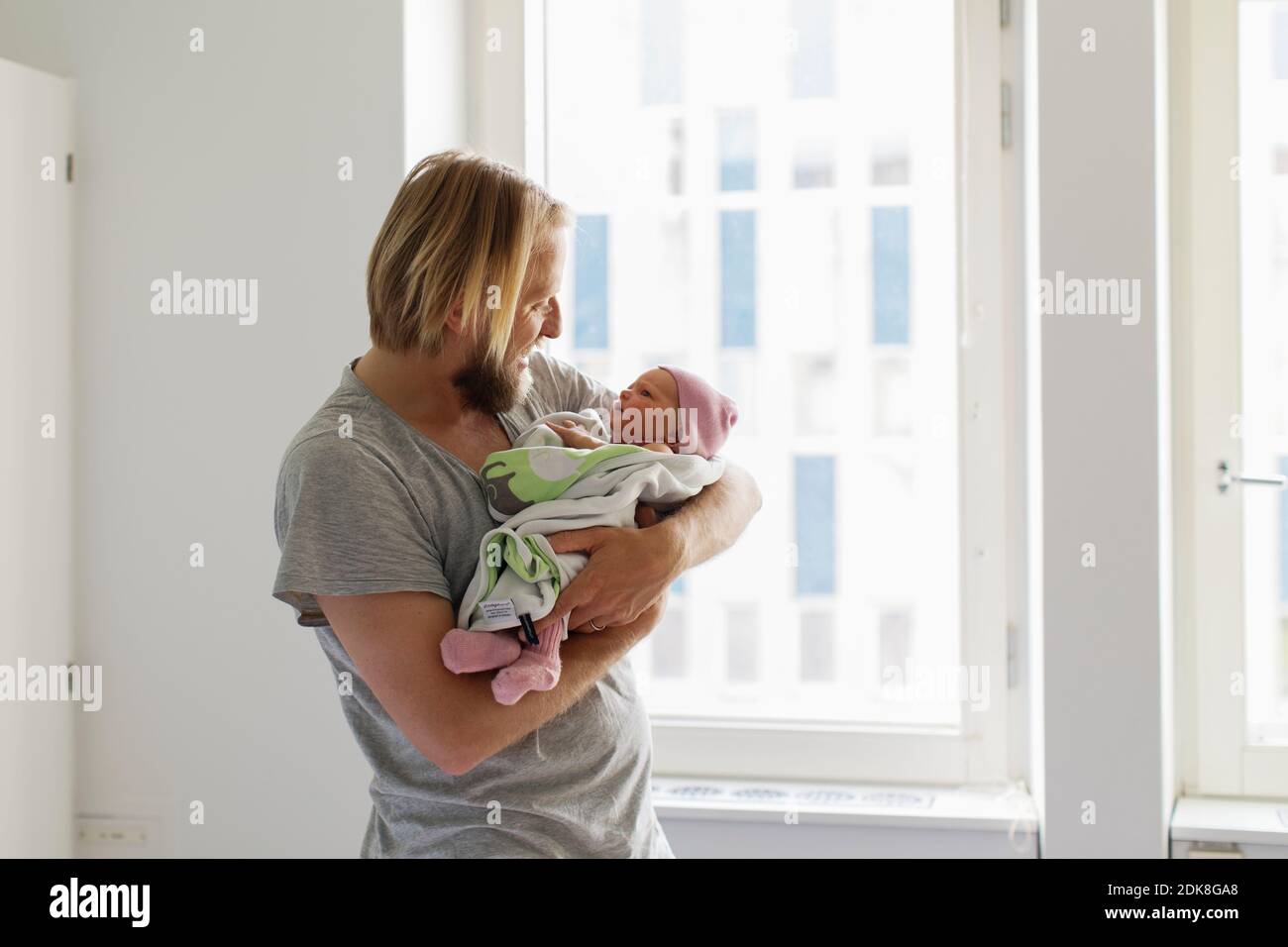 Padre con neonati Foto Stock