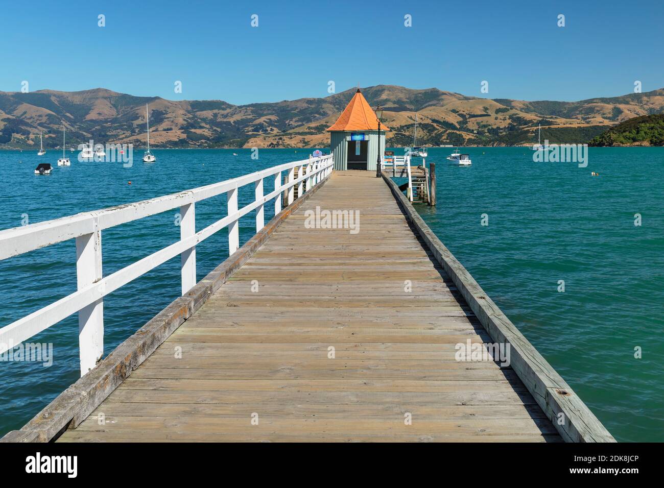 Molo di Akaroa Bay, Banks Peninsula, Canterbury, Isola del Sud, Nuova Zelanda, Oceania Foto Stock