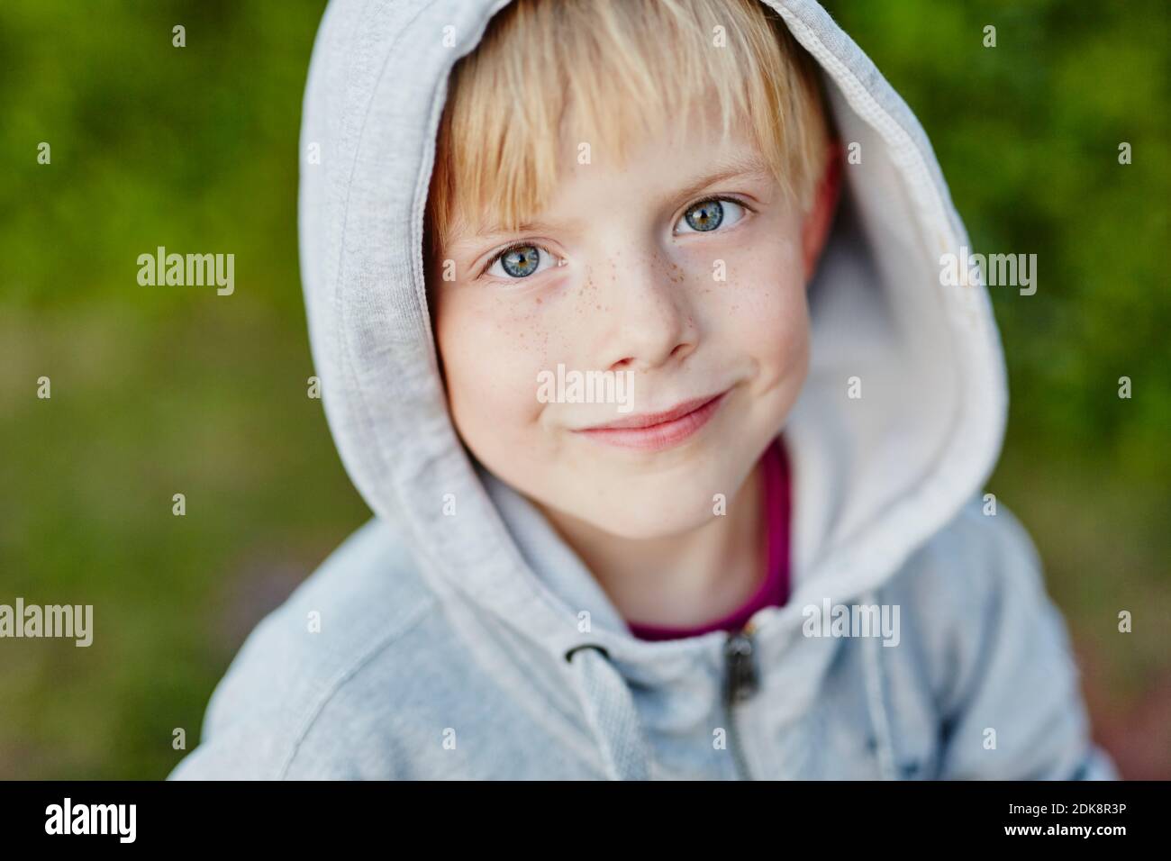 Ritratto di ragazzo che indossa una felpa con cappuccio Foto Stock