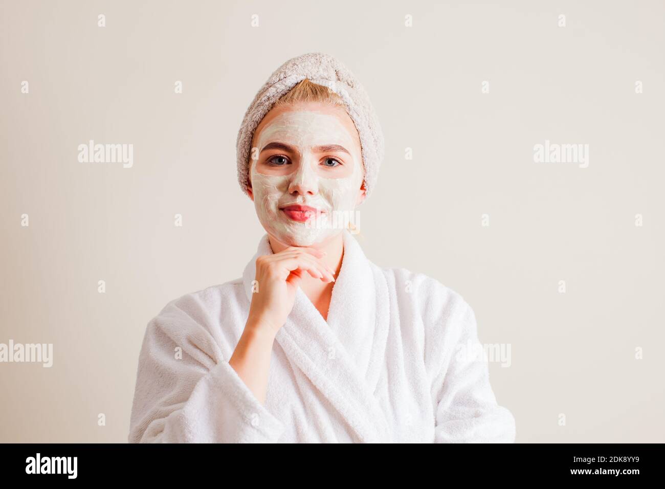 La bella ragazza sta facendo trattamenti termali per il viso Foto Stock