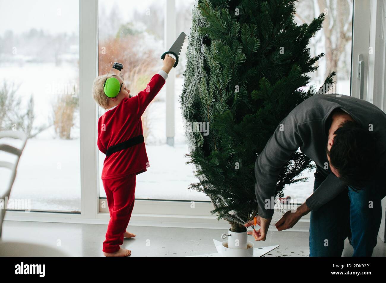 Padre e bambino preparano l'albero di Natale Foto Stock