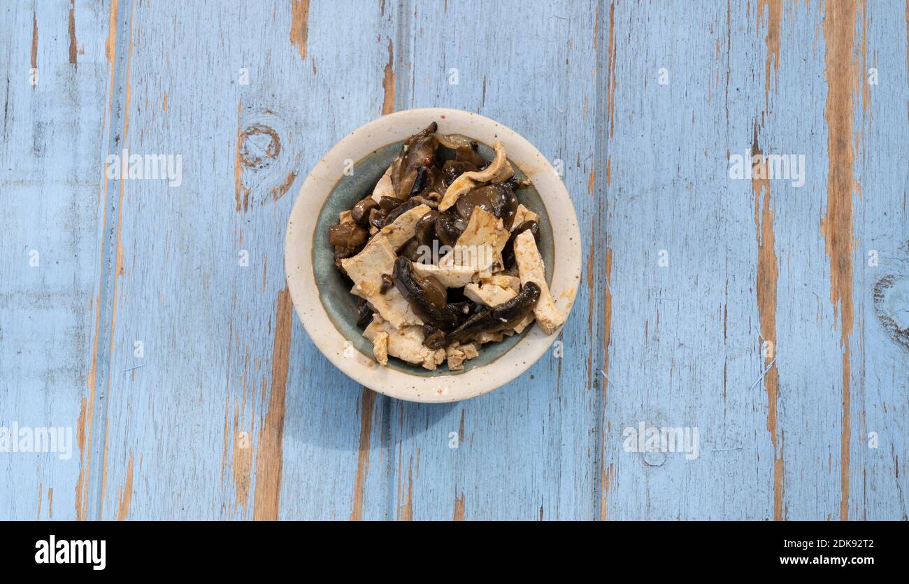 Un piatto vegetariano al vapore in stile asiatico con Seitan e Portobello funghi Foto Stock