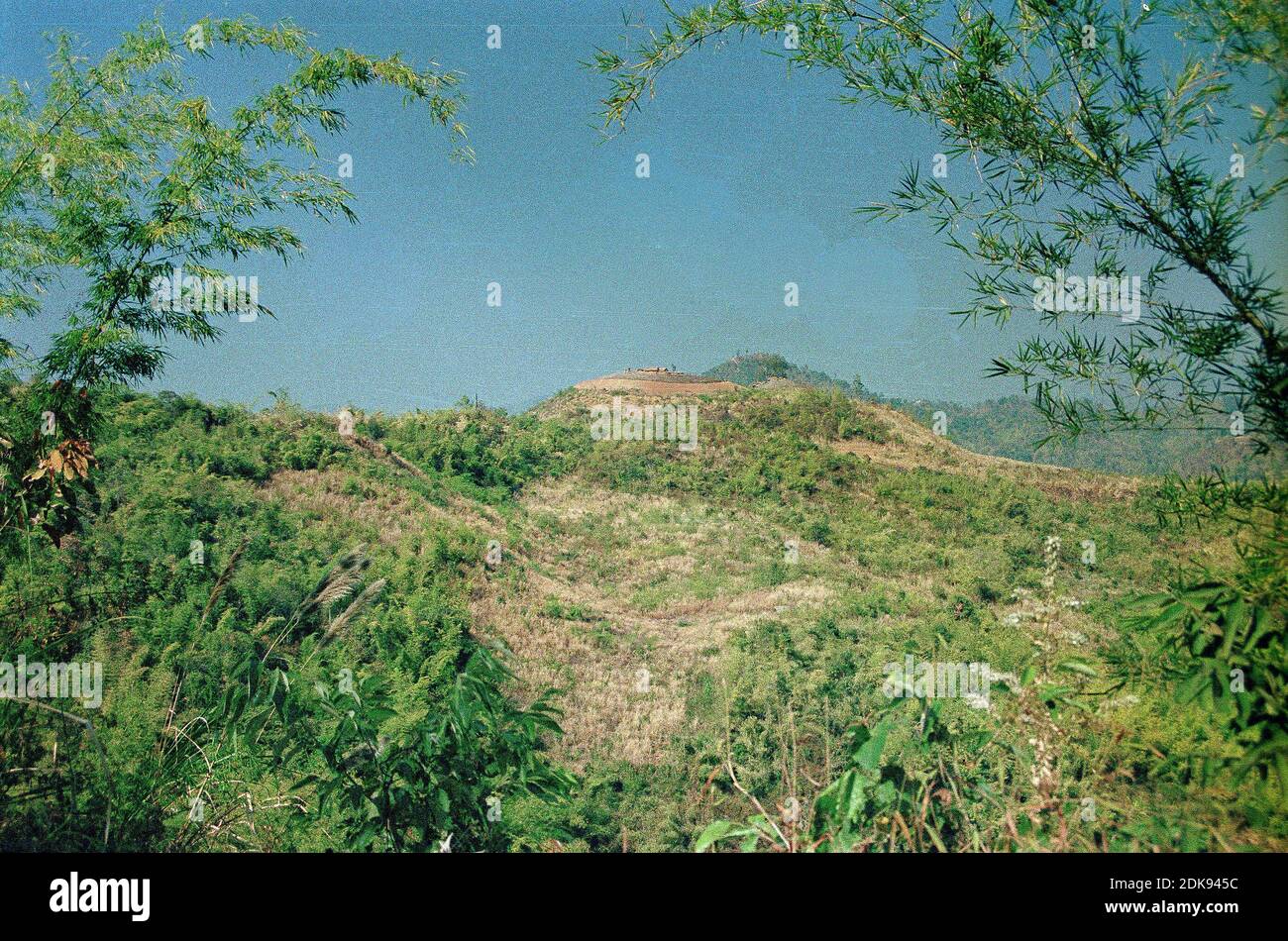 Forte famoso in cima alla collina mantenuto dal famigerato carico di droga Khun SA, appena oltre il confine birmano vicino Fang, Thailandia settentrionale (1990) Foto Stock