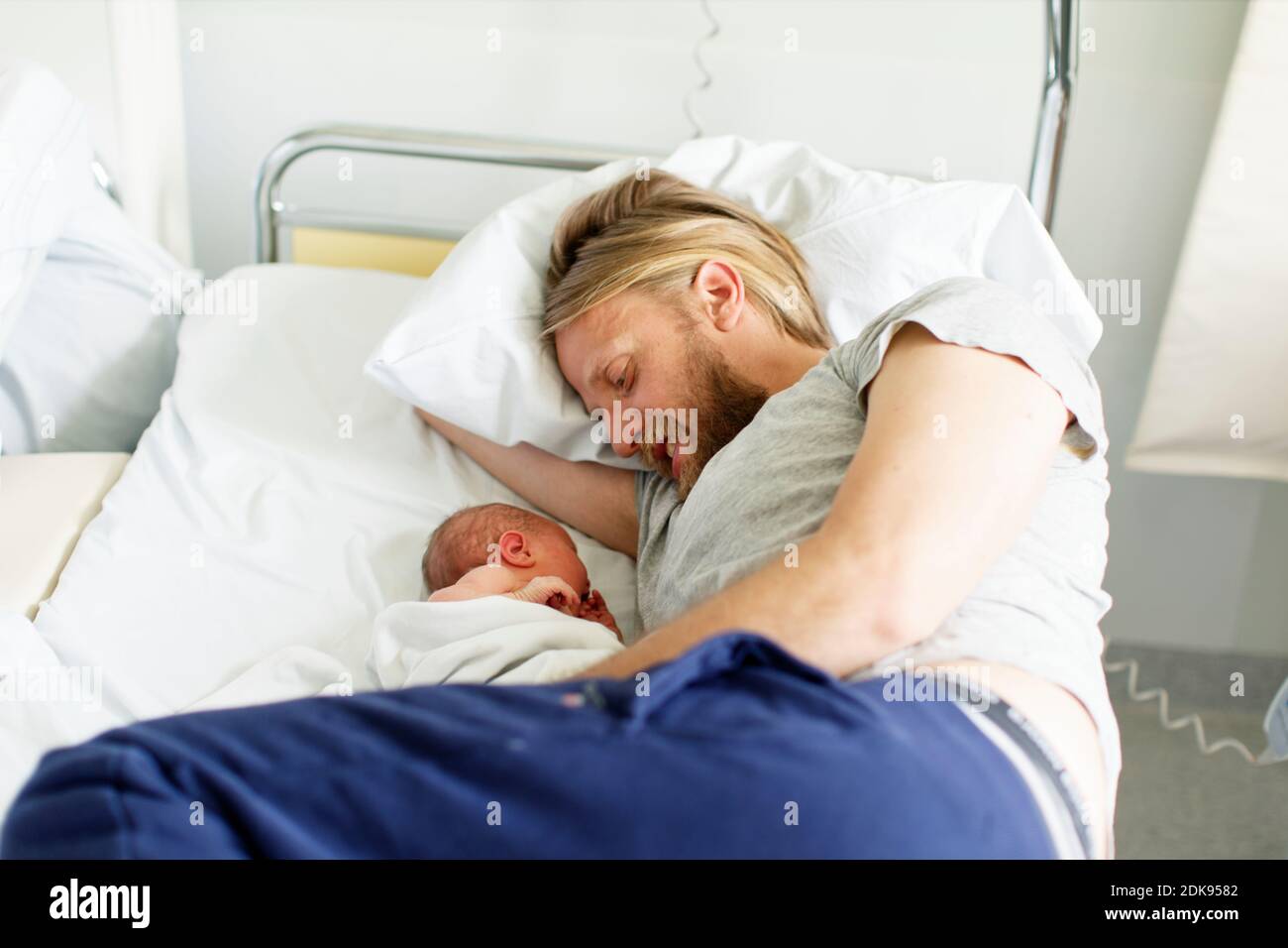 Padre con neonati Foto Stock