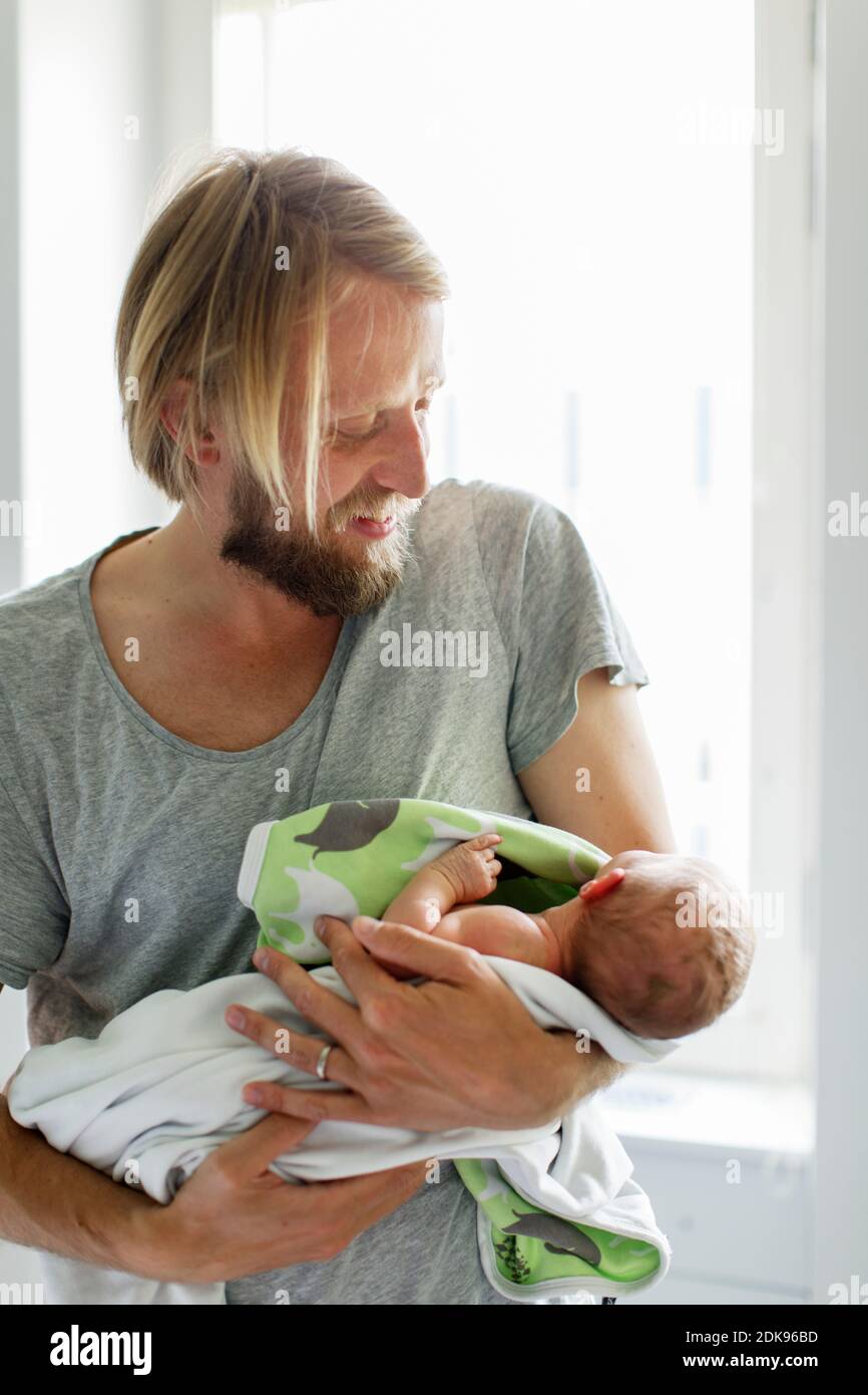 Padre con neonati Foto Stock