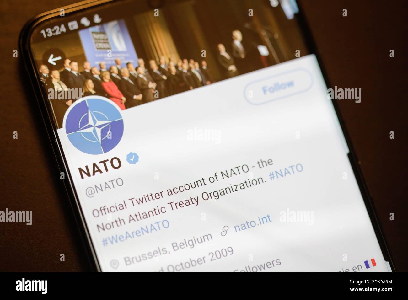 Bucarest, Romania - 13 Dicembre 2020: Dettagli con il conto Twitter della NATO su uno schermo di dispositivo mobile. Foto Stock