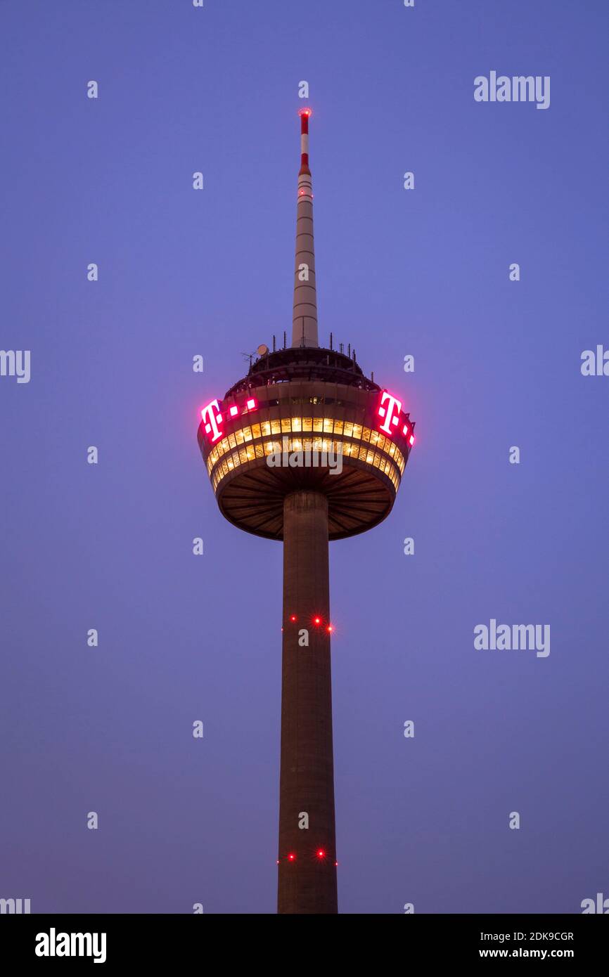 La torre televisiva di Colonius, Colonia, Germania. Der Colonius Fernsehturm, Koeln, Deutschland. Foto Stock