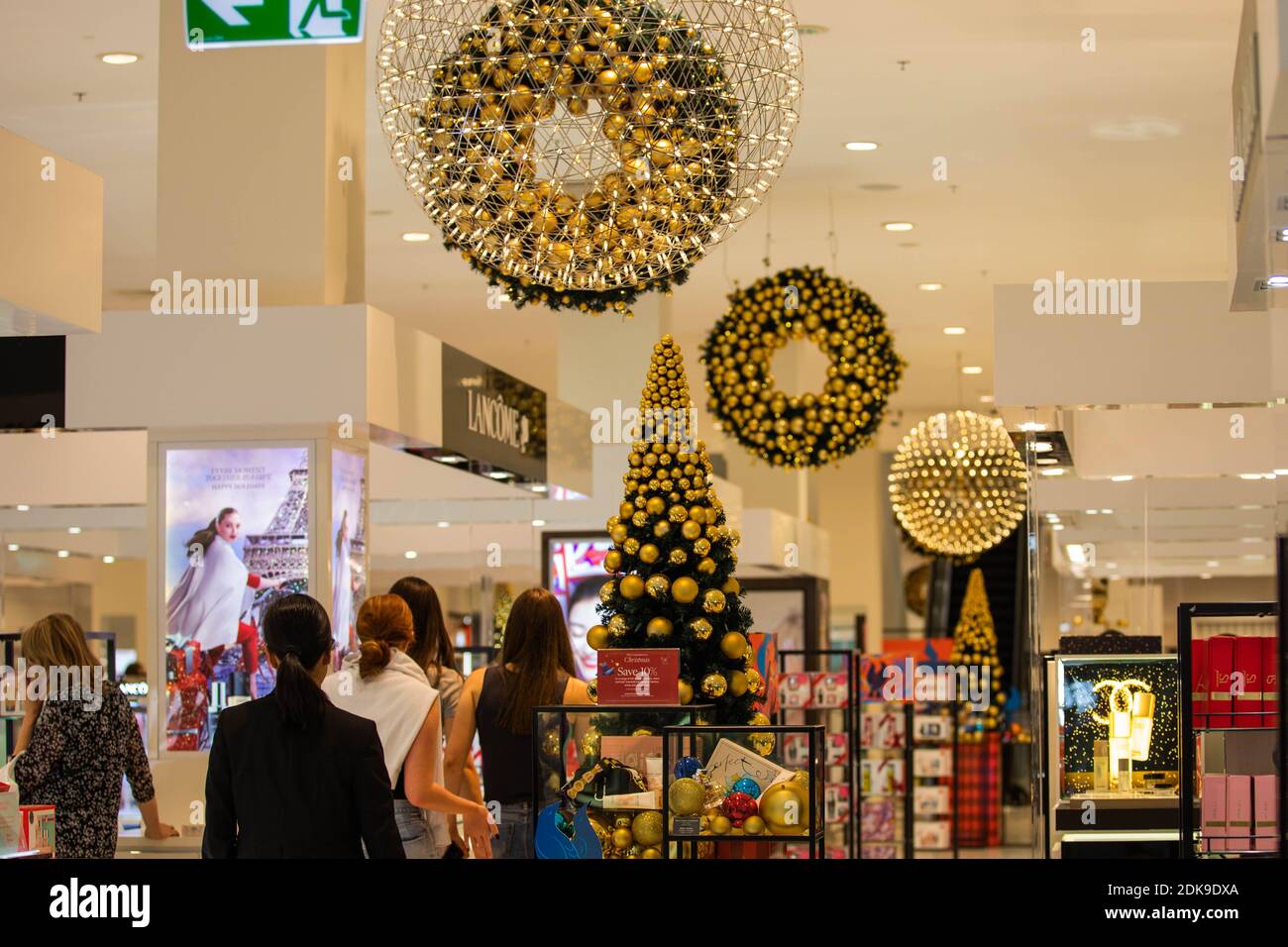Canberra. 15 Dic 2020. Foto scattata il 15 dicembre 2020 mostra le decorazioni natalizie in un centro commerciale a Canberra, Australia. Con l'avvicinarsi del Natale, le decorazioni natalizie appaiono nei centri commerciali e in alcune comunità di Canberra con buoni auguri. Credit: Chu Chen/Xinhua/Alamy Live News Foto Stock