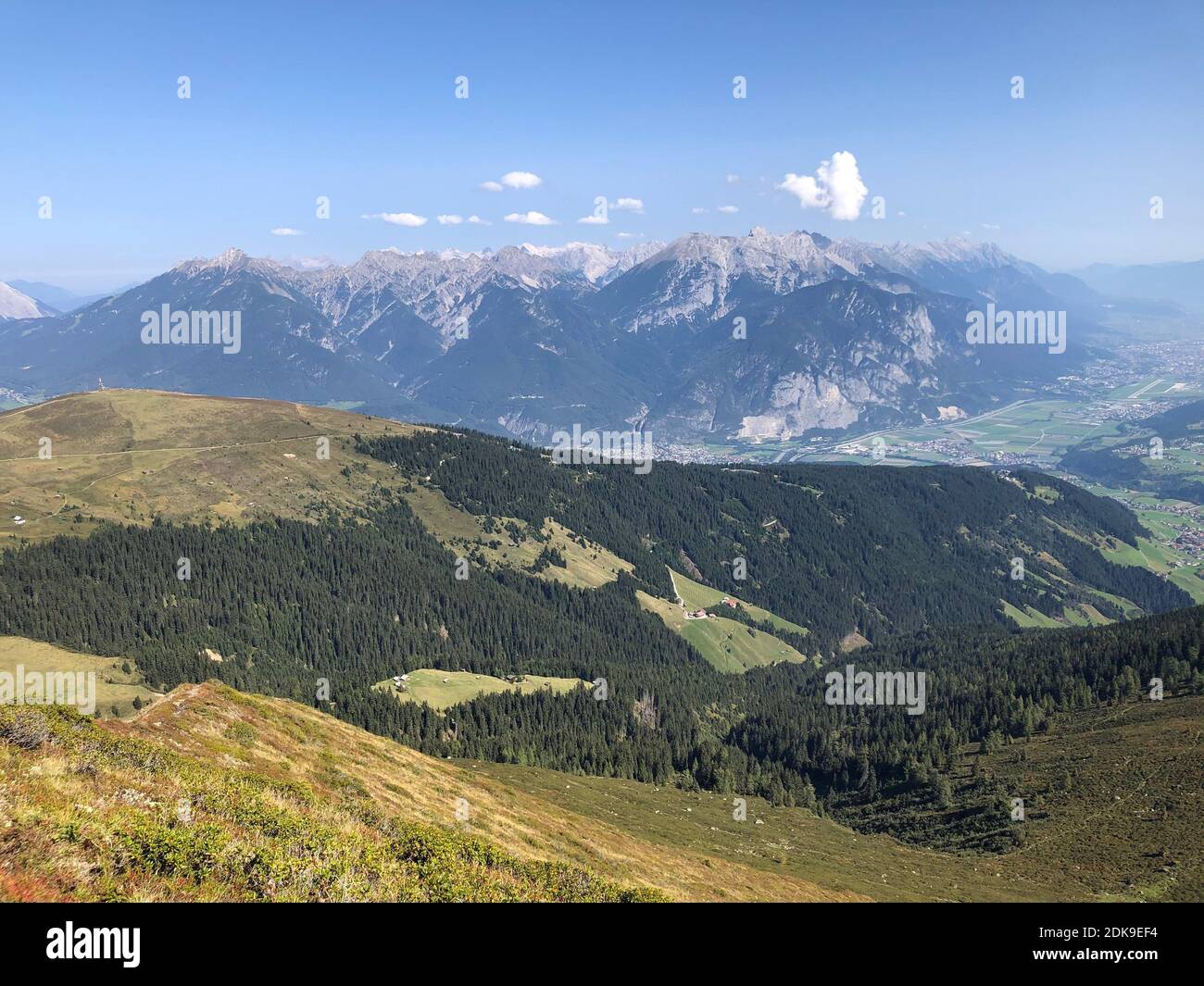 Vista dalla cima croce Kögele, Innsbruck, Inntal, Karwendel, Sellraintaler Höhenwanderweg, Rangger Köpfl, Tirolo Foto Stock