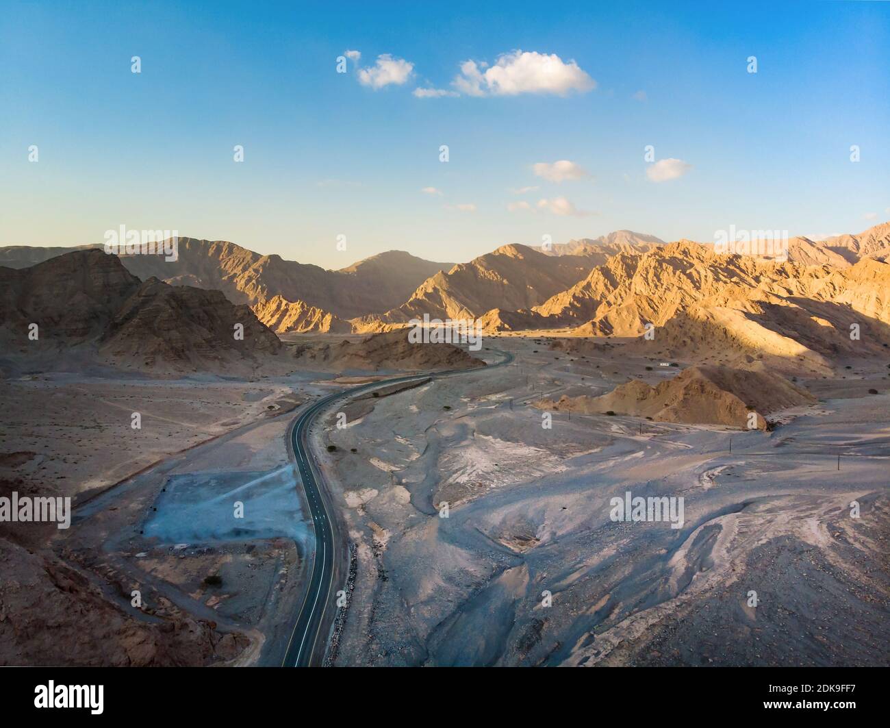 Jebel Jais montagna deserto strada circondata da arenaria in Ras al Khaimah emirate degli Emirati Arabi Uniti vista aerea Foto Stock
