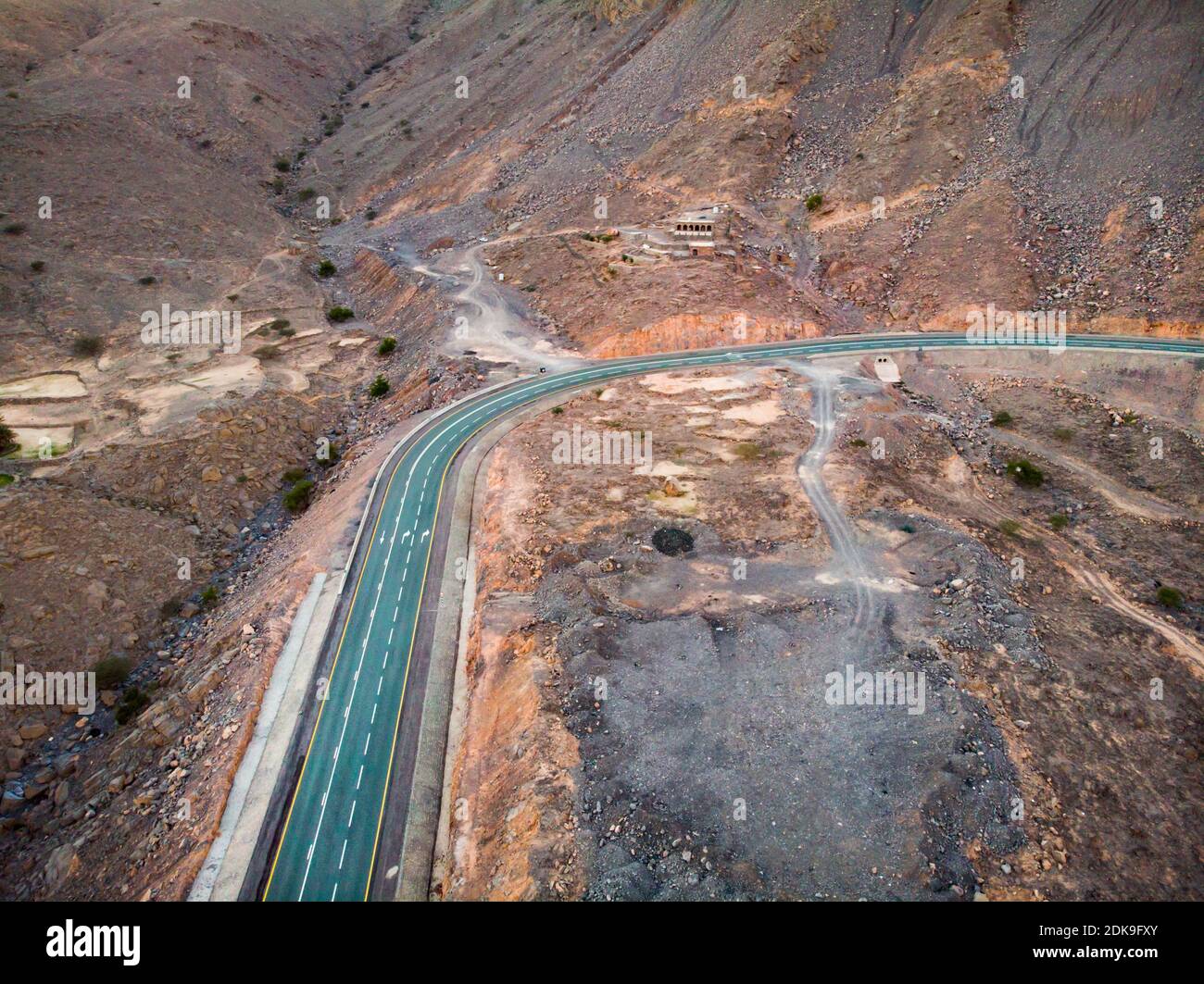Jebel Jais montagna deserto strada circondata da arenaria in Ras al Khaimah emirate degli Emirati Arabi Uniti vista aerea Foto Stock