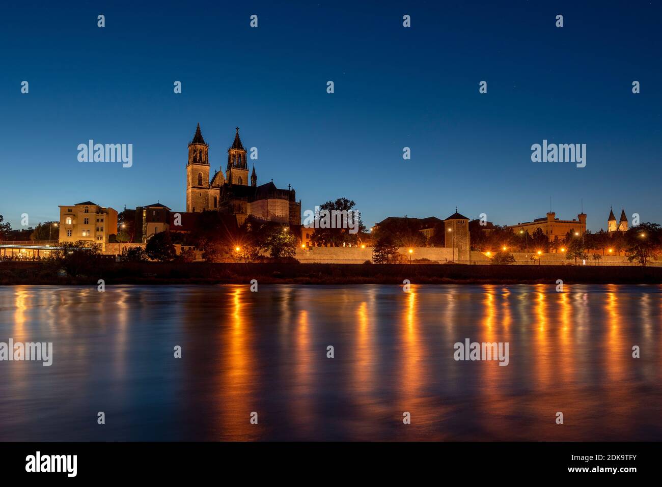 Germania, Sassonia-Anhalt, Magdeburgo, Cattedrale di Magdeburgo, passeggiata dell'Elba, ora blu Foto Stock