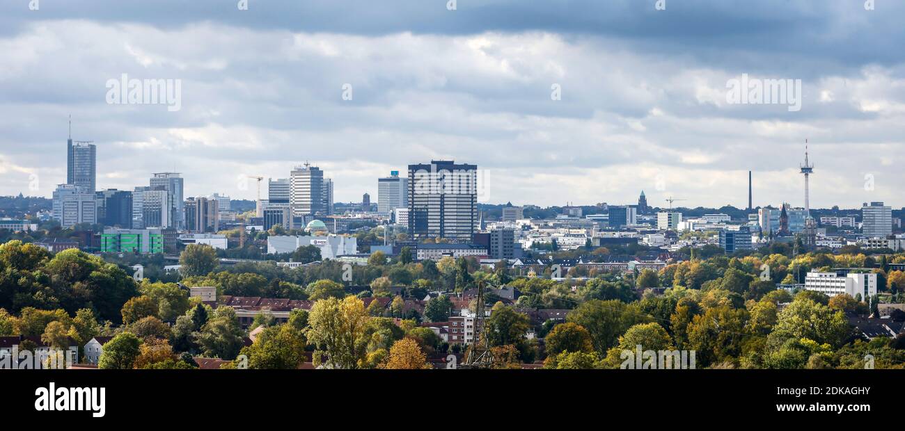 Essen, zona della Ruhr, Renania Settentrionale-Vestfalia, Germania - panorama della città con la torre RWE, la sede centrale di Evonik, la torre della Postbank, il municipio di Essen e la torre della televisione. Foto Stock