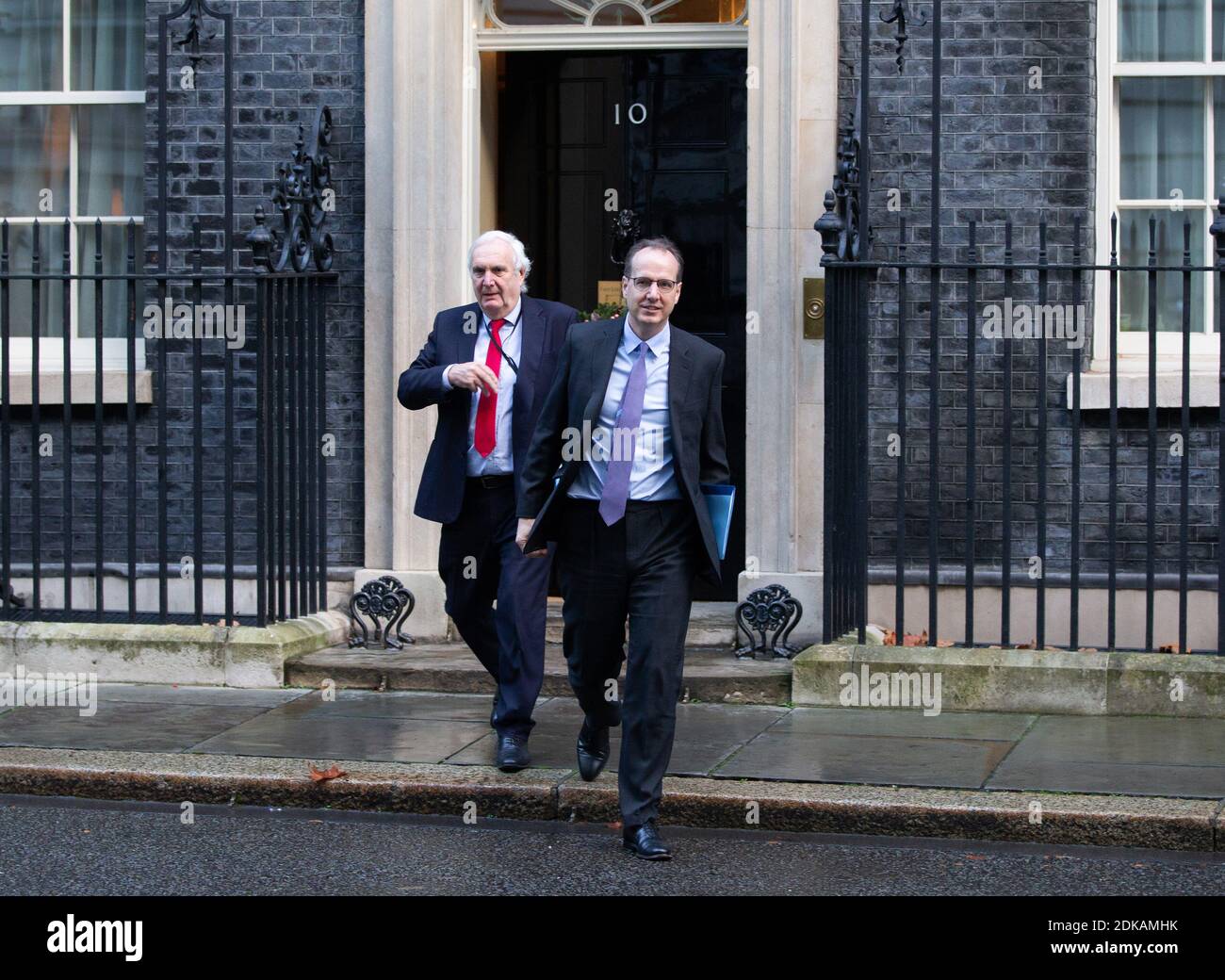 Londra, Regno Unito. 15 Dic 2020. Martin Reynolds (destra), segretario principale privato del primo ministro e Sir Edward Lister, consigliere politico e strategico, partono per la riunione del Gabinetto. Credit: Mark Thomas/Alamy Live News Foto Stock