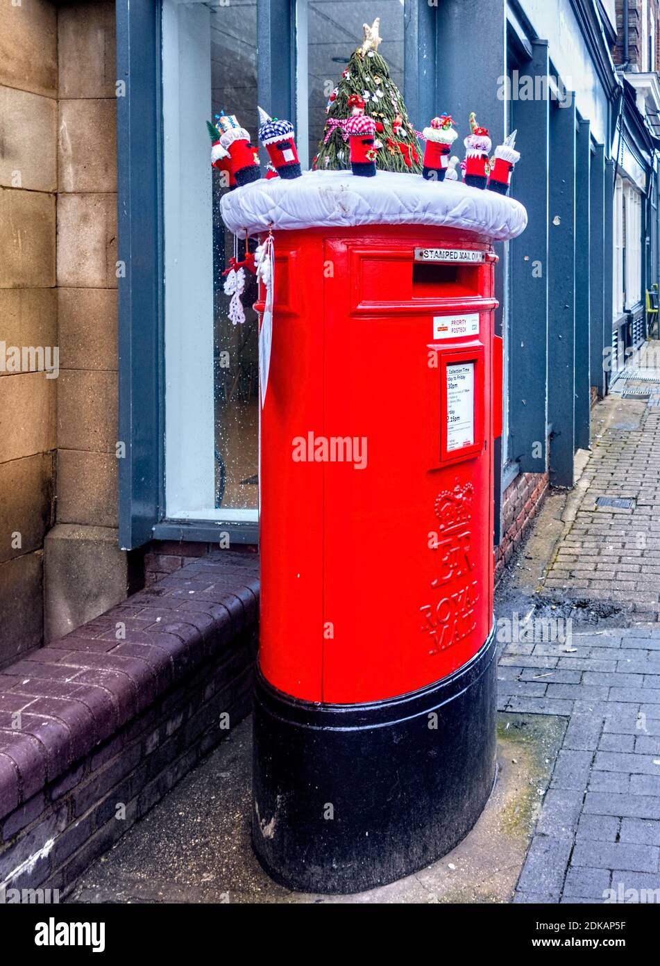 Scatole postali rosse Royal Mail con topper in maglia di Natale St. Albans Hertfordshire UK Foto Stock