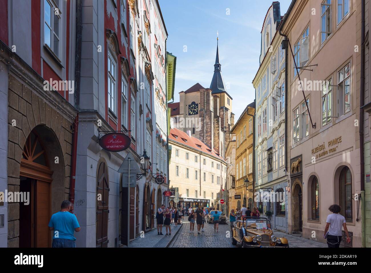 Praha, corsia Husova, pub U Zlateho tygra, Chiesa di San Giles (Kostel sv. Jilji) a stare Mesto, Città Vecchia, Praha, Prag, Praga, Ceco Foto Stock