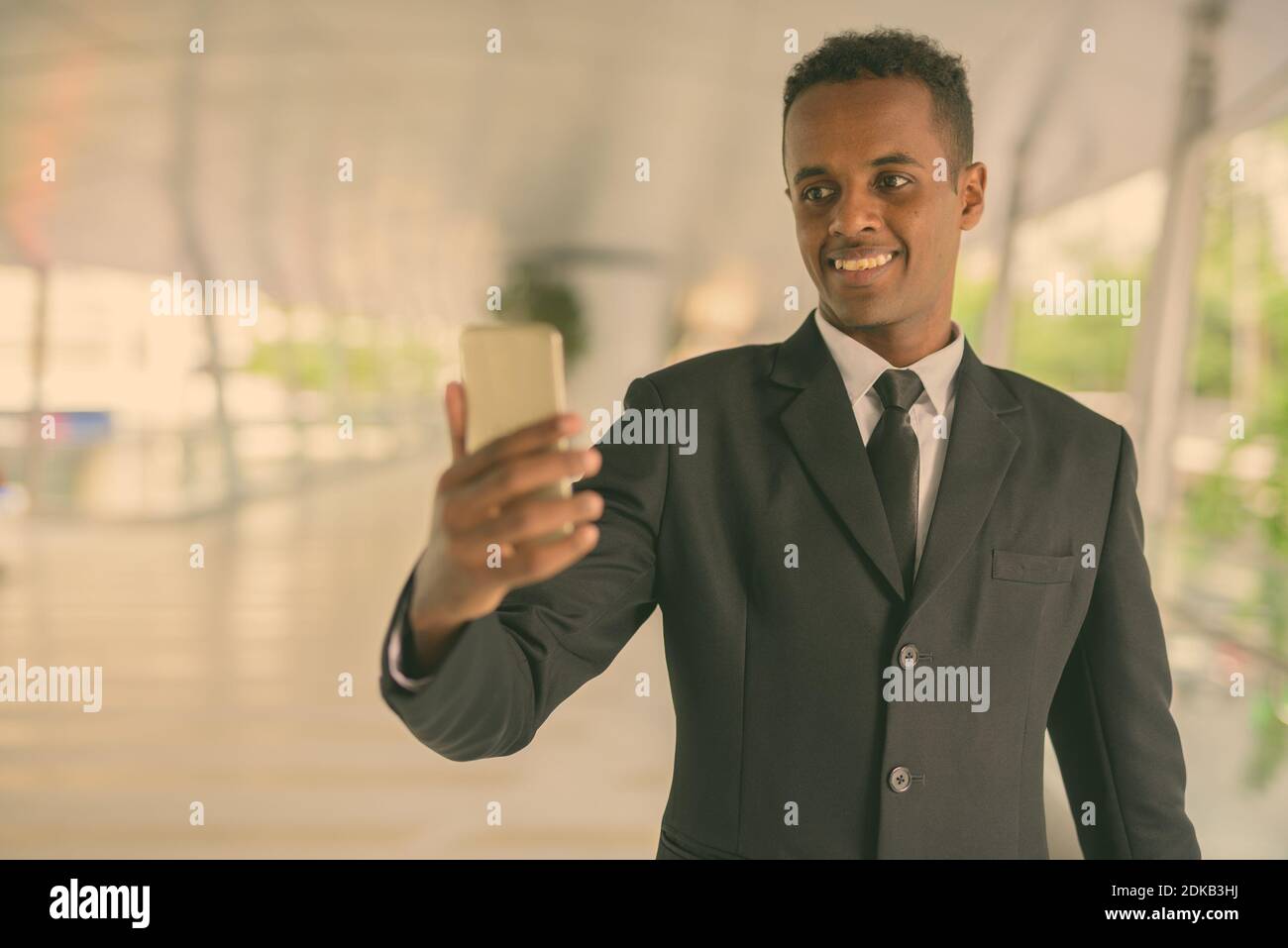 Giovane uomo d'affari africano che esplora la città di Bangkok, Thailandia Foto Stock