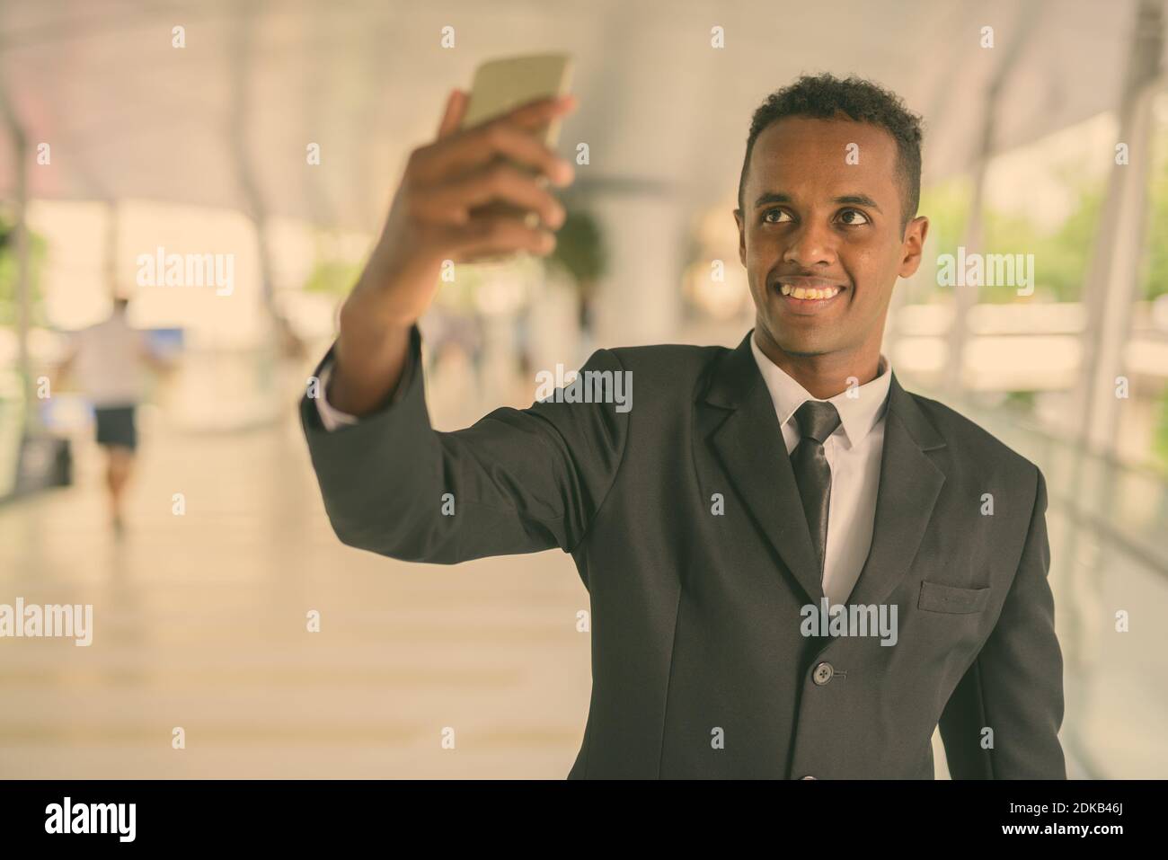 Giovane uomo d'affari africano che esplora la città di Bangkok, Thailandia Foto Stock