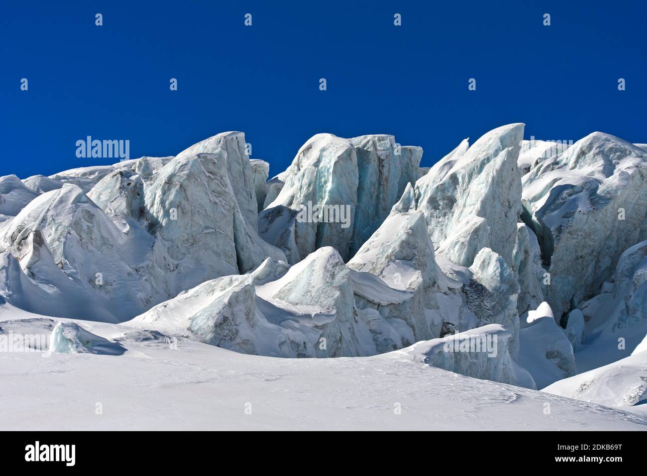 Blocchi di ghiaccio glaciale, seraci, del ghiacciaio Feegletscher, Saas-Fee, Vallese, Svizzera Foto Stock