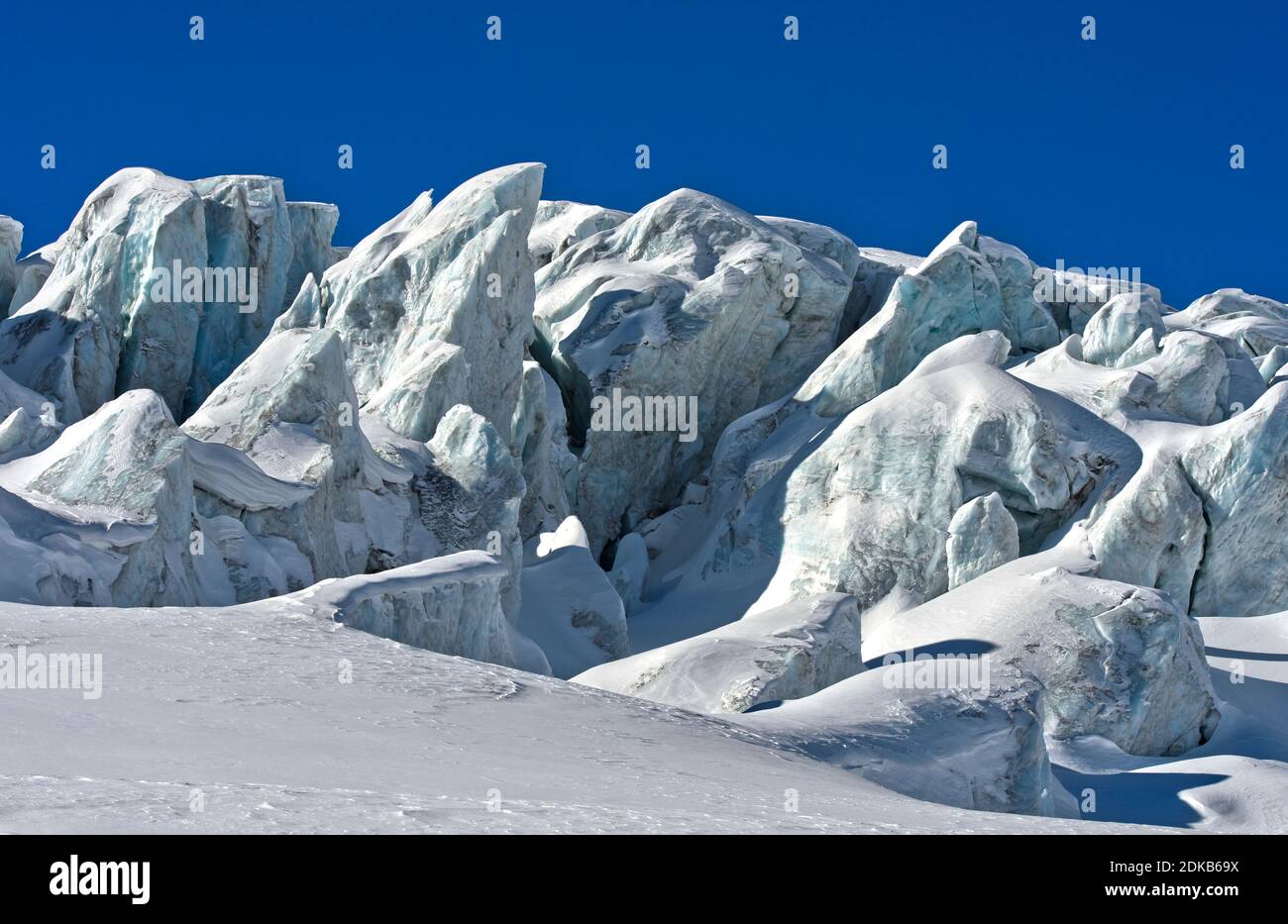 Blocchi di ghiaccio glaciale, seraci, del ghiacciaio Feegletscher, Saas-Fee, Vallese, Svizzera Foto Stock