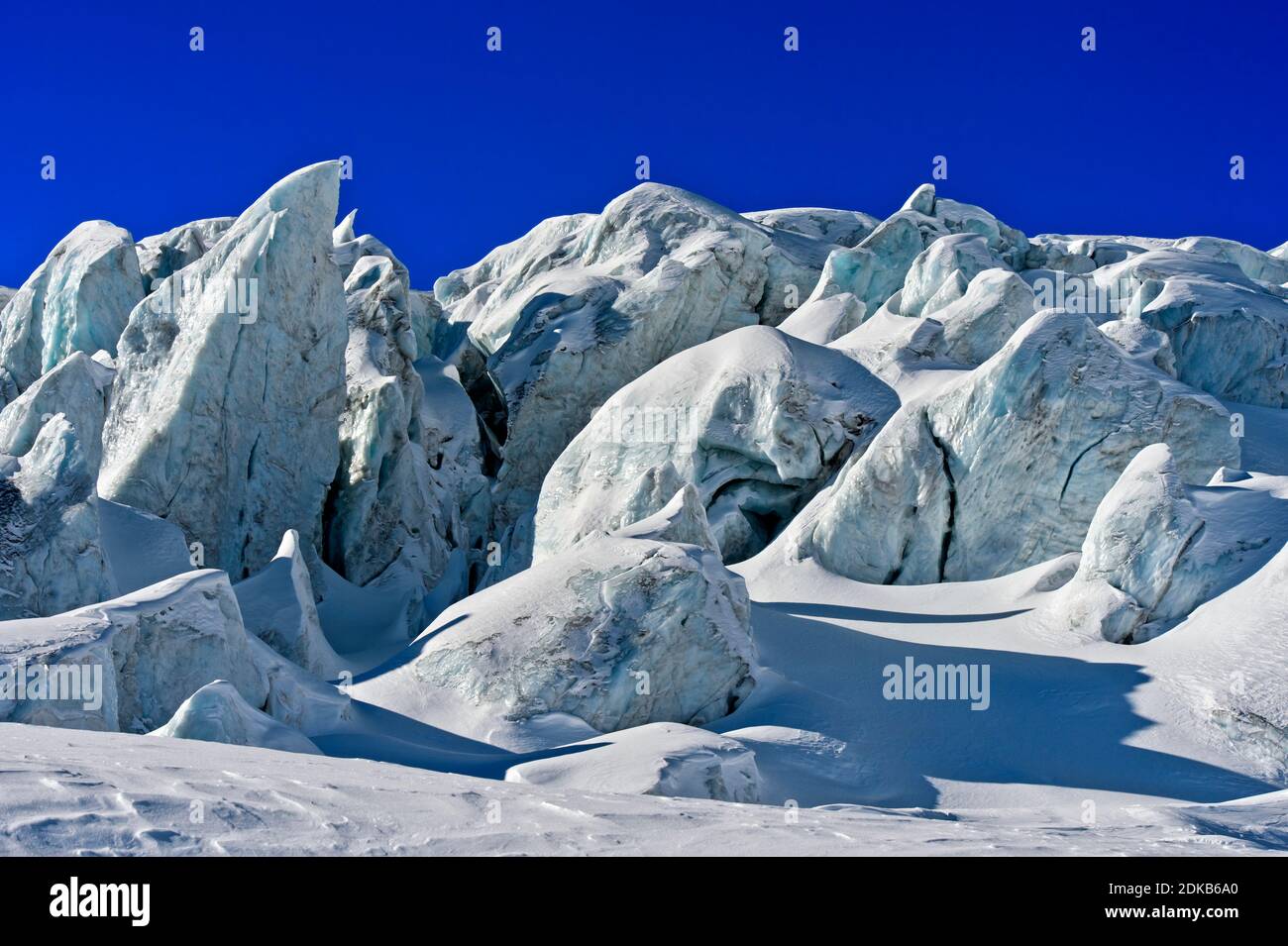 Blocchi di ghiaccio glaciale, seraci, del ghiacciaio Feegletscher, Saas-Fee, Vallese, Svizzera Foto Stock
