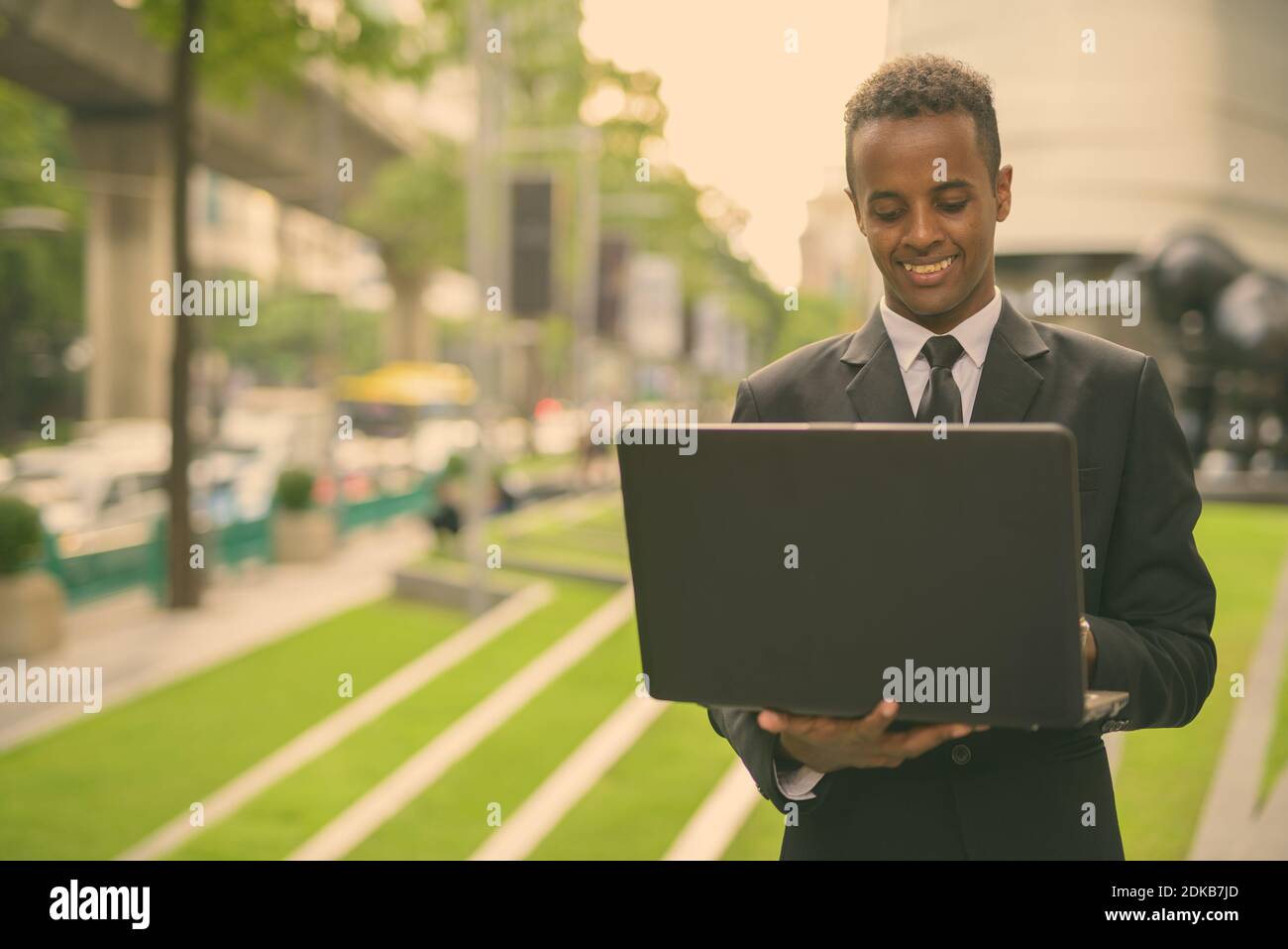 Giovane uomo d'affari africano che esplora la città di Bangkok, Thailandia Foto Stock