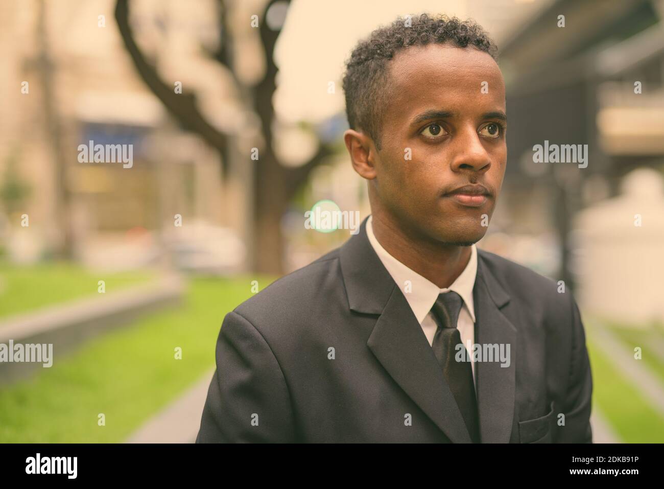 Giovane uomo d'affari africano che esplora la città di Bangkok, Thailandia Foto Stock