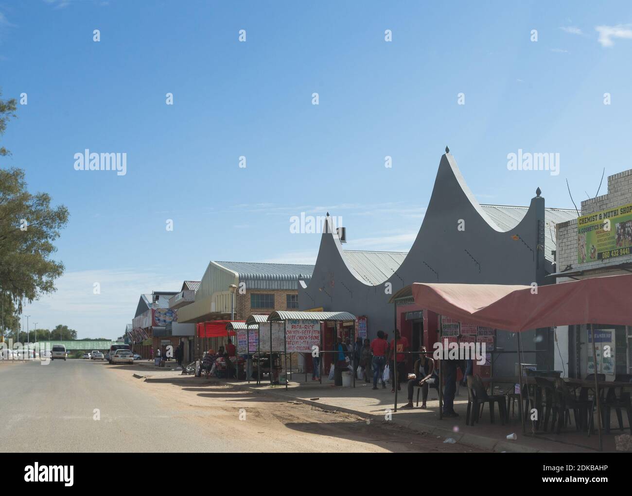 Strada tipica a Mahikeng, Provincia Nord Ovest, Sud Africa concetto di vita quotidiana in Africa Foto Stock