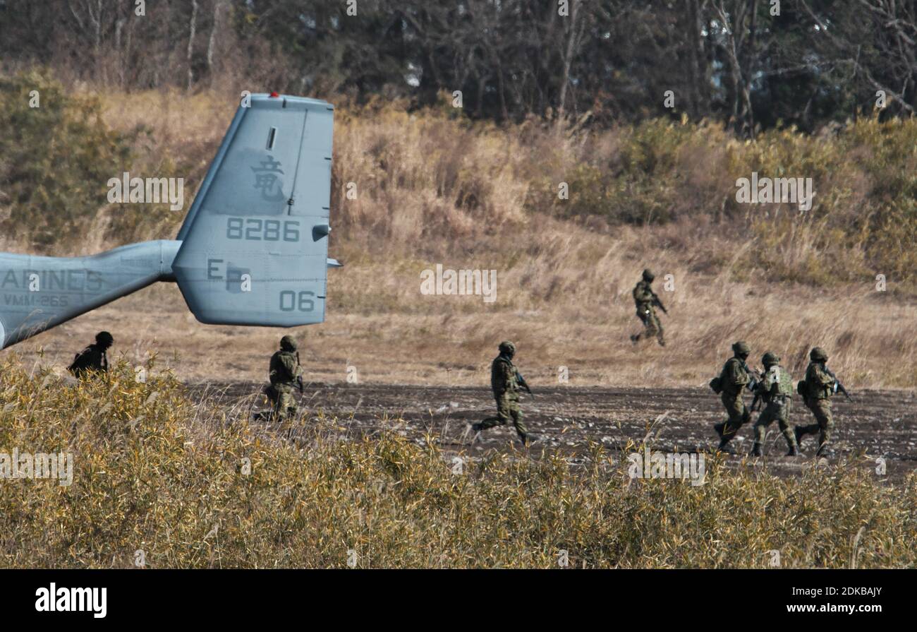 Shinto, Giappone. 15 Dic 2020. Membro della forza di autodifesa di terra del Giappone partecipa all'esercizio militare congiunto "Forest Light 21" con le Marines degli Stati Uniti nella prefettura di Gunma, Giappone, martedì 15 dicembre 2020. L'esercizio militare annuale di quest'anno si concentra sul sequestro e la difesa di terreni marittimi e isole chiave a sostegno delle operazioni navali nella difesa del Giappone. Foto di Keizo Mori/UPI Credit: UPI/Alamy Live News Foto Stock